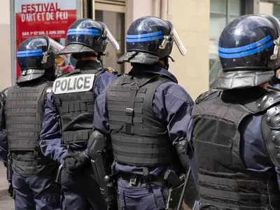 Compléments : uniforme et maintien de l’ordre